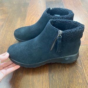 New Sketchers On The Go Joy Happily Cozy Boots Booties Black Womans Size 8